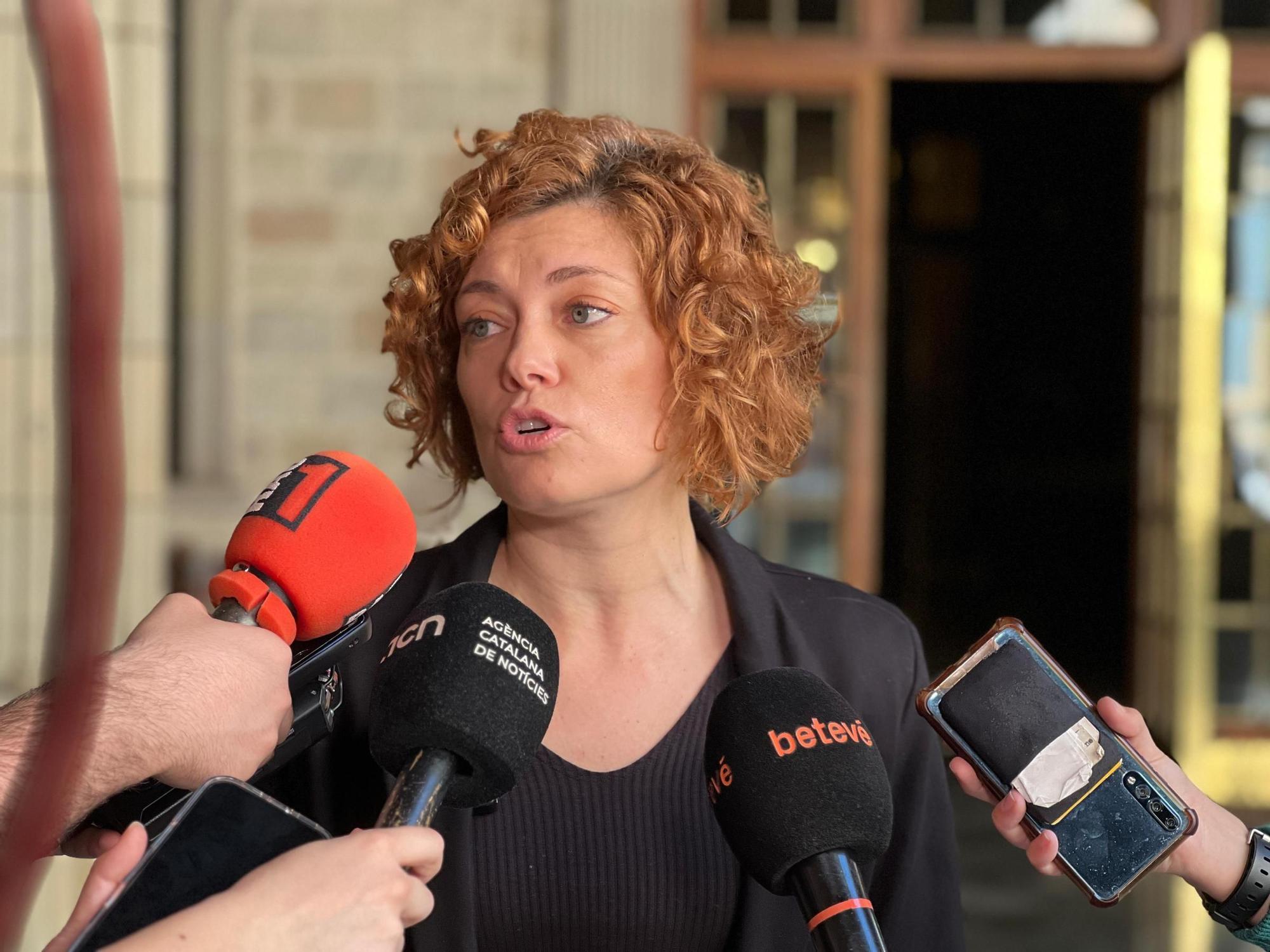 La presidenta del grupo municipal de ERC en Barcelona, Elisenda Alamany, tras reunirse este sábado con el alcalde Jaume Collboni.