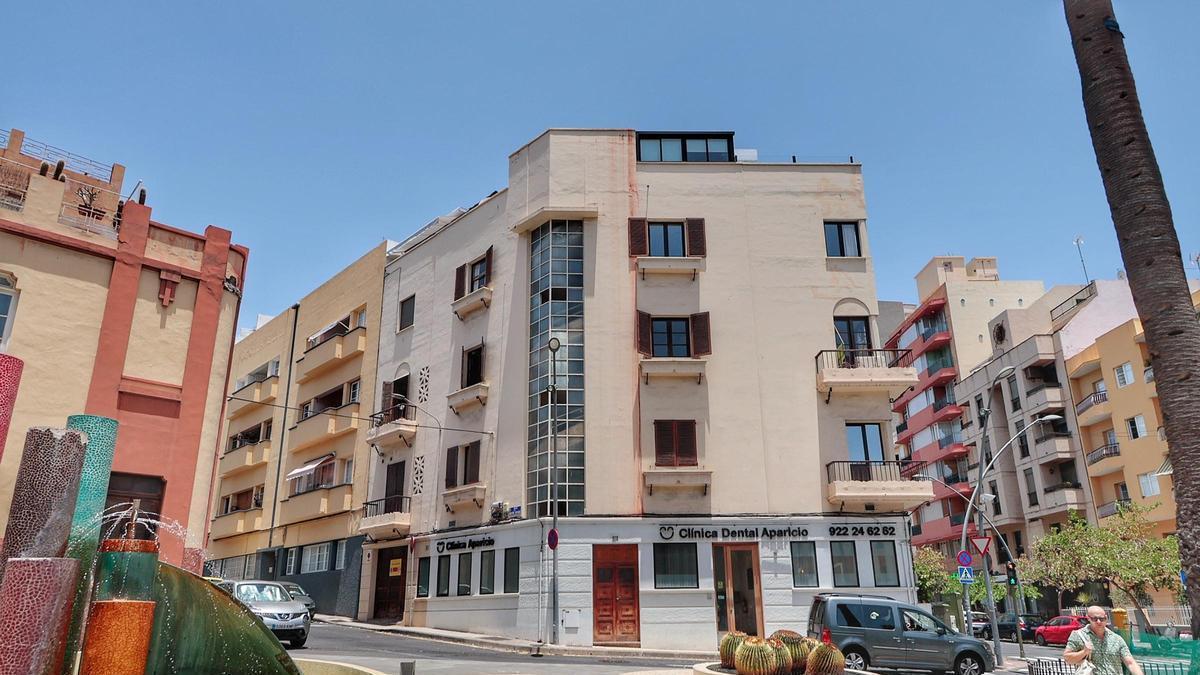Edificio situado en el número 90 de la calle San Vicente Ferrer, en Santa Cruz de Tenerife.