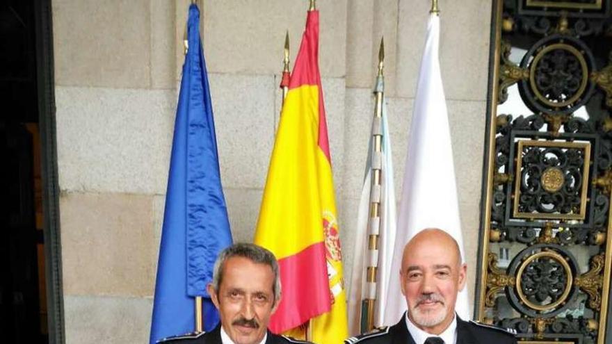 Fernández, a la izquierda, tras recibir la medalla al mérito.
