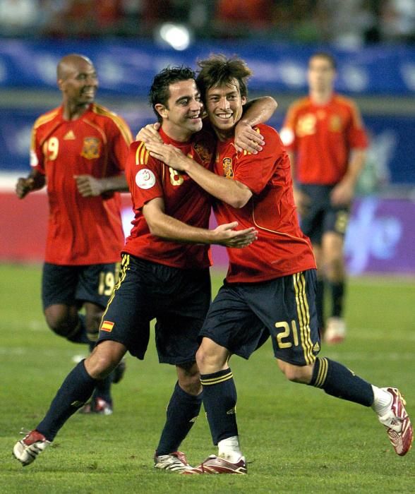 Silva debutó en la selección en noviembre de 2006 ante Rumanía en el Carranza. En la imagen, celebra un gol suyo junto a Xavi en 2007.