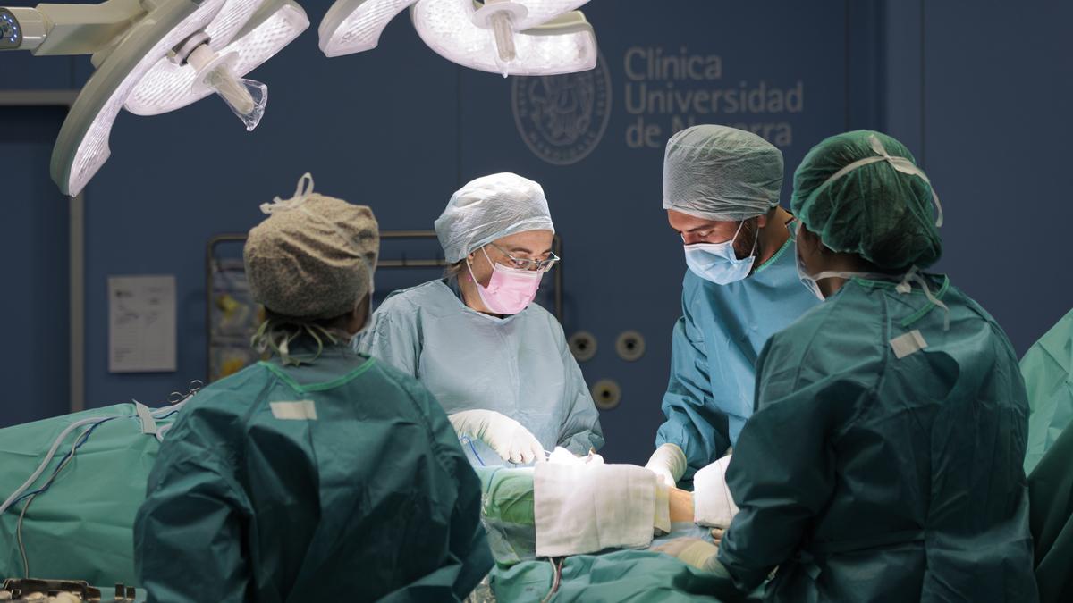 Archivo - La Dra. Isabel Rubio, coordinadora del Área de Cáncer de Mama del Cancer Center Clínica Universidad de Navarra, durante una cirugía.