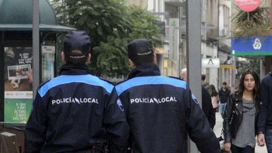 Dos policías locales de Vilagarcía caminan por Rey Daviña. // Noé Parga