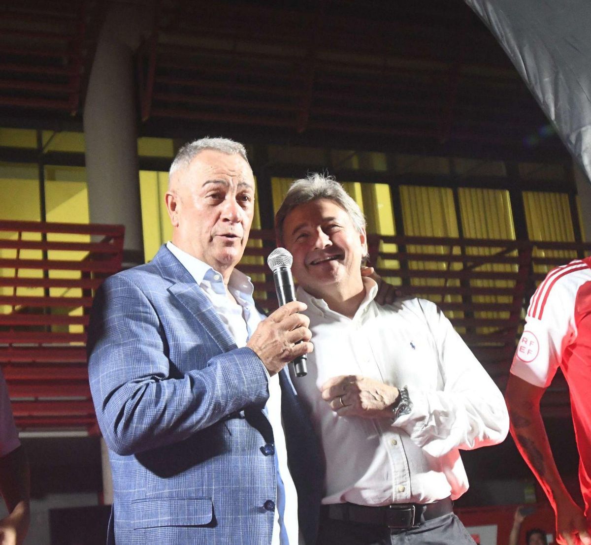 Felipe Moreno y Agustín Ramos durante la presentación de las camisetas que volvían a estar patrocinadas por Fibranet. | ISRAEL SÁNCHEZ