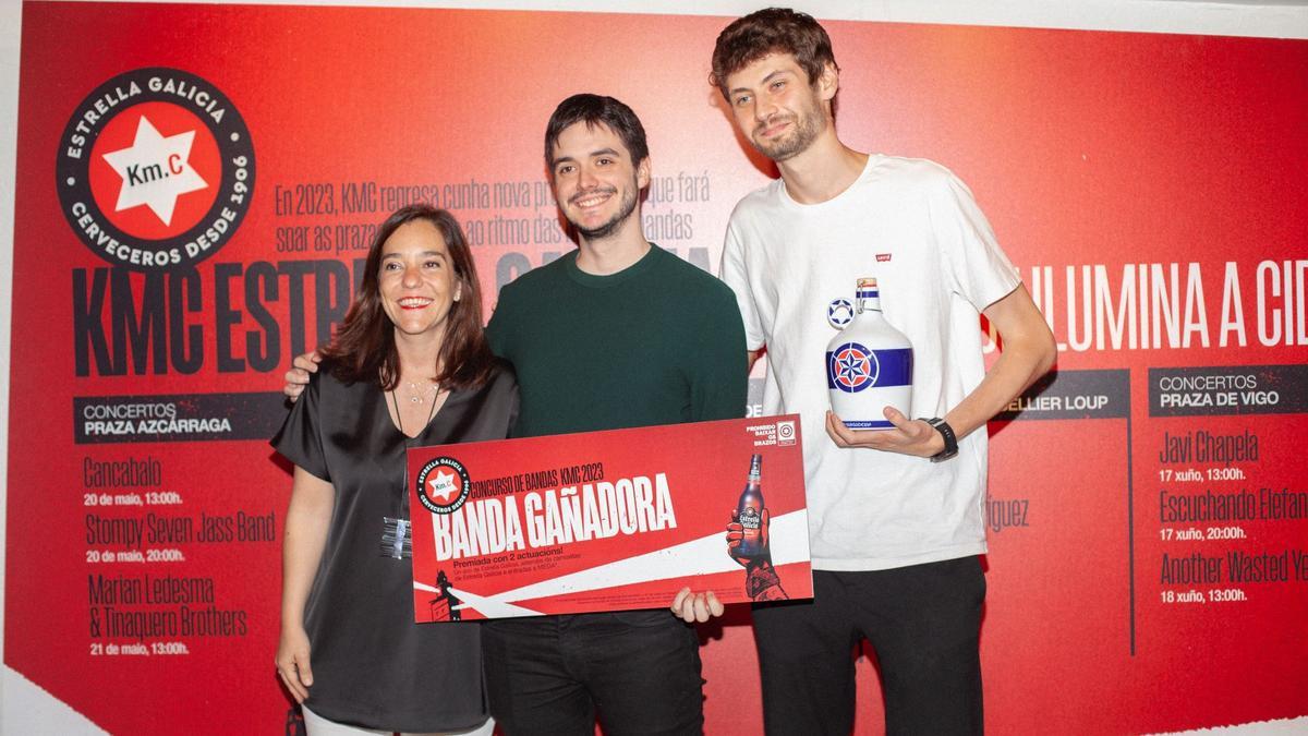 Los ganadores del concurso de bandas de KmC Estrella Galicia posan junto a la alcaldesa de A Coruña, Inés Rey.