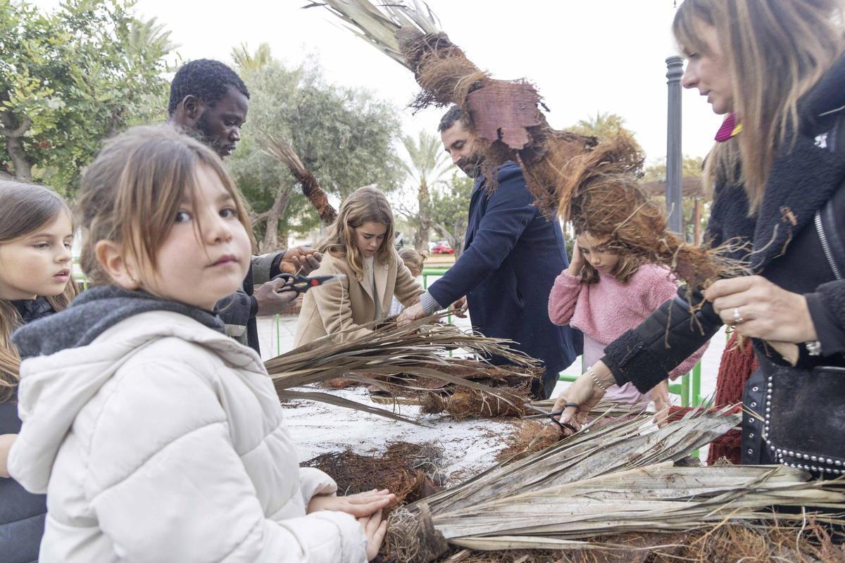 Talleres de “atxes” en Elche para promover una tradición difícil de mantener