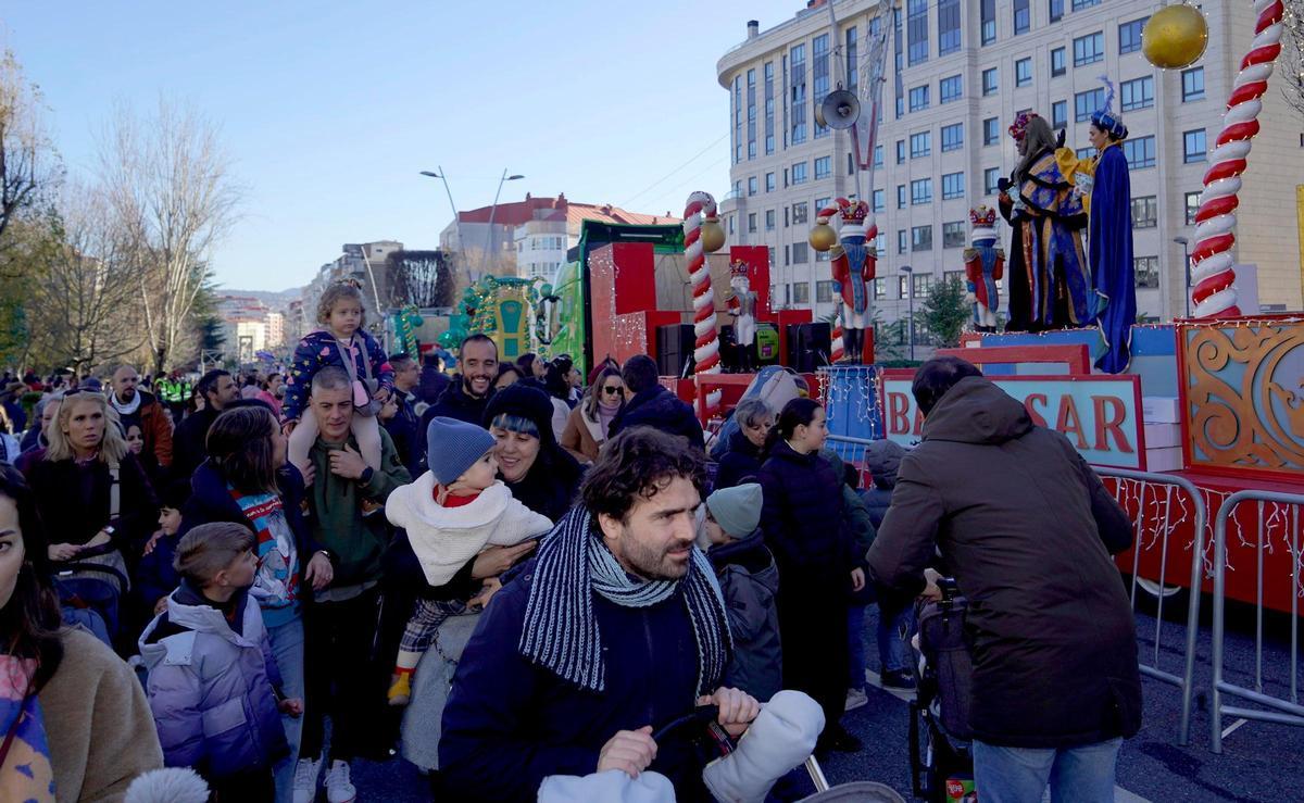 Mucho colorido y más caramelos en la Cabalgata de los Reyes Magos en Vigo