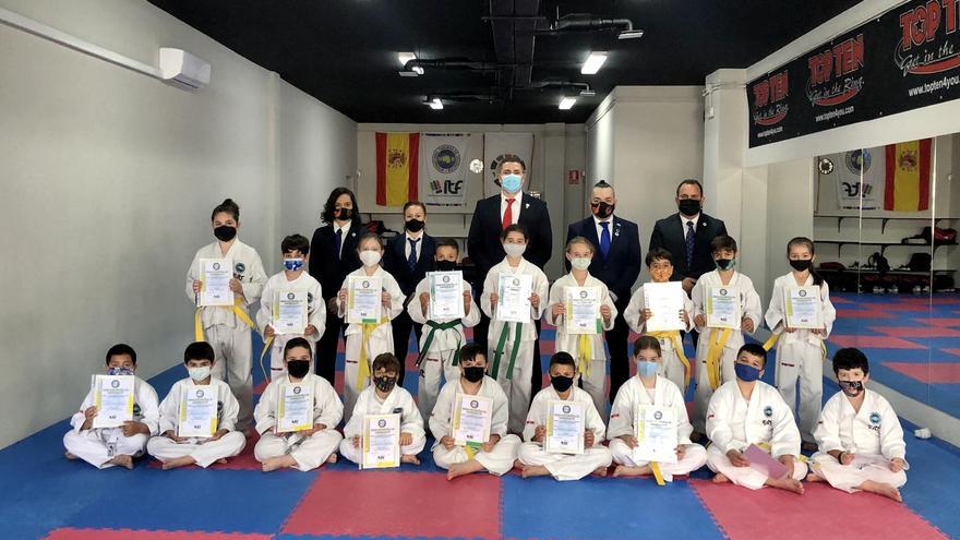 Invictus Málaga y Kobukson gradúan a más de 50 taekwondistas