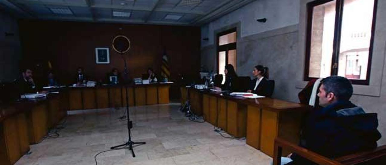 Juicio el pasado viernes en la Audiencia de Palma con la sala a oscuras.