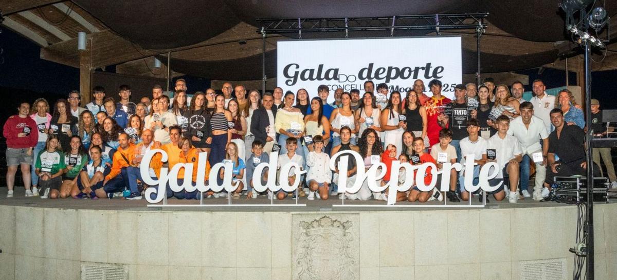 Fotografía de familia de los ganadores y nominados de la Gala del Deporte de Moaña.