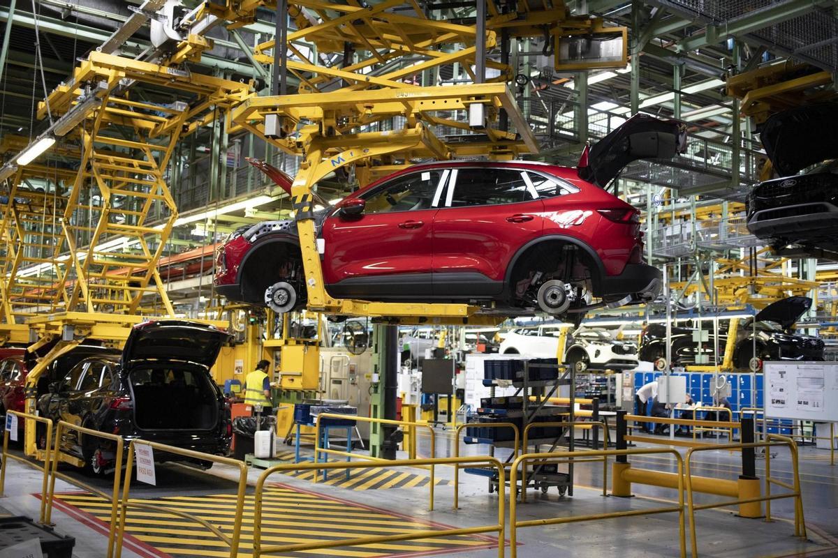 Imagen de archivo de coches en fabricación en la planta de Ford en Almussafes.