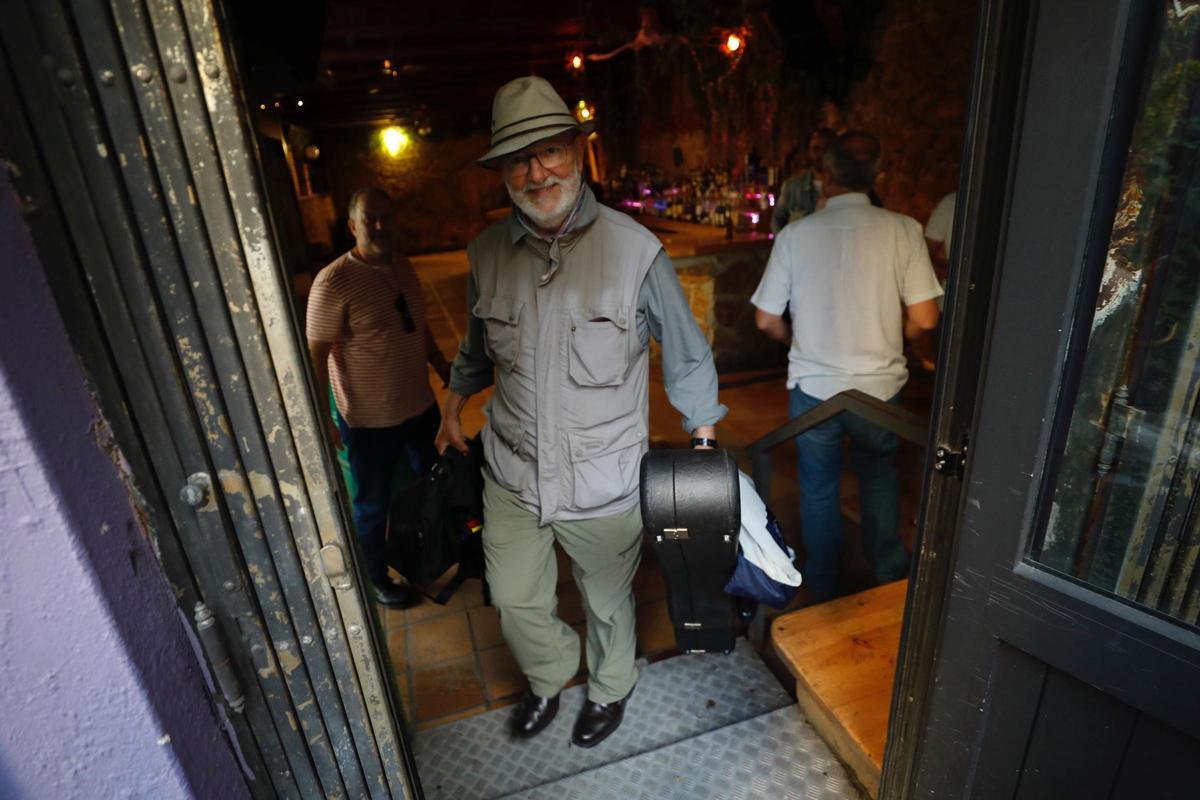 Jerónimo Granda sale con su guitarra de un bar del Oviedo Antiguo tras ver cancelado su concierto por una denuncia en 2022.
