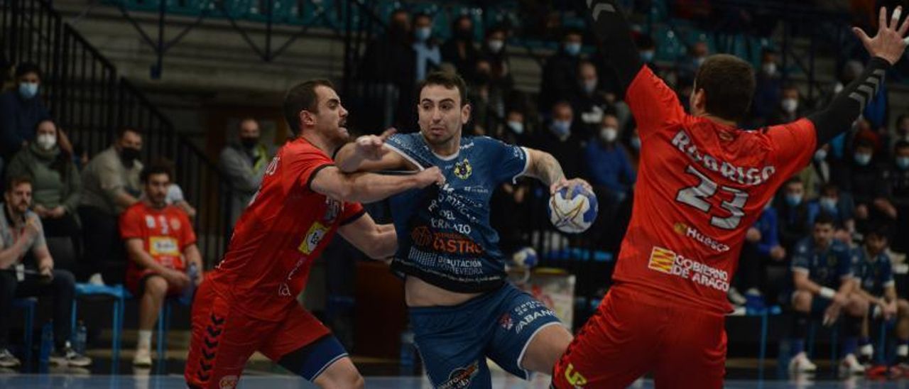 Martín Gayo en una acción del partido ante el Bada Huesca. | // GONZALO NÚÑEZ