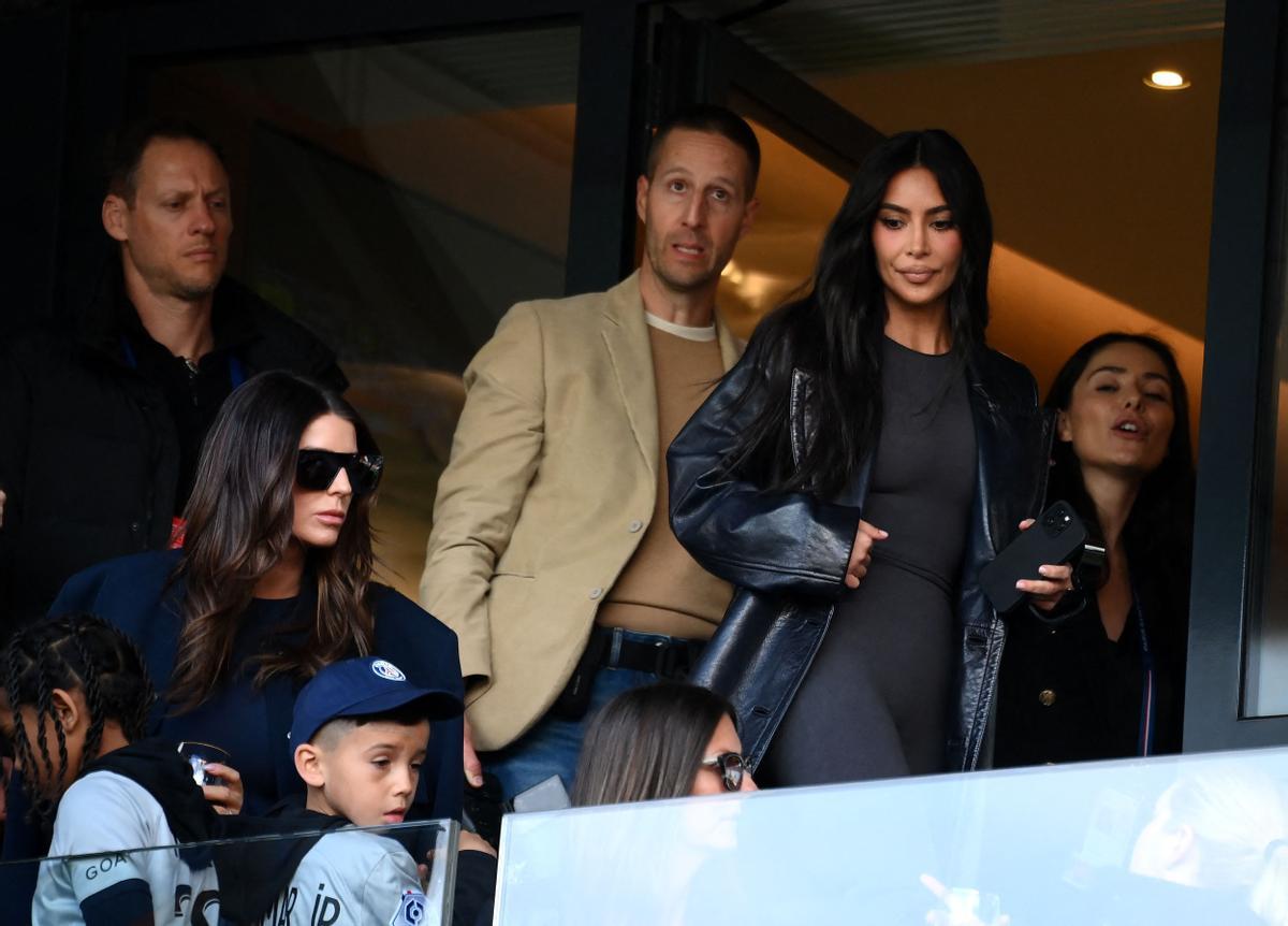 Kim Kardashian asiste al partido de fútbol de la L1 francesa entre el Paris Saint-Germain (PSG) y el Stade Rennais FC en el estadio Parc des Princes de París.