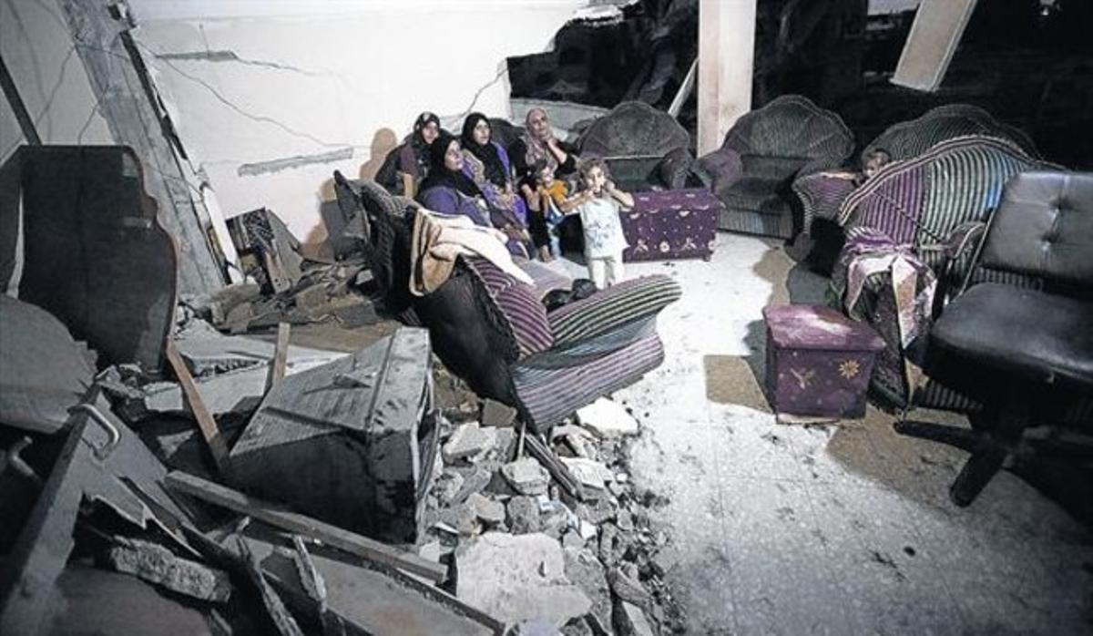 Una familia palestina observa las ruinas de su casa en Beit Hanun (Gaza). Una familia palestina observa las ruinas de su casa en Beit Hanun (Gaza).