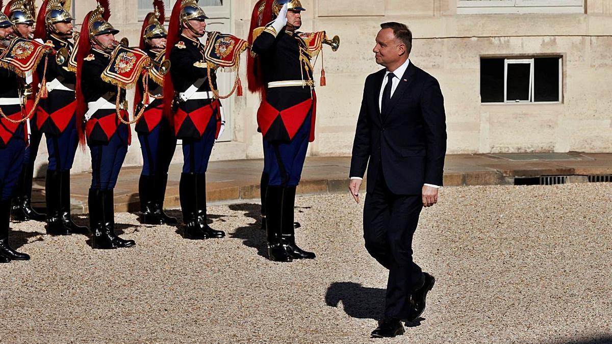 El president polonès, Andrzej Duda, a la seva arribada ahir al palau de l’Elisi a París. | EFE