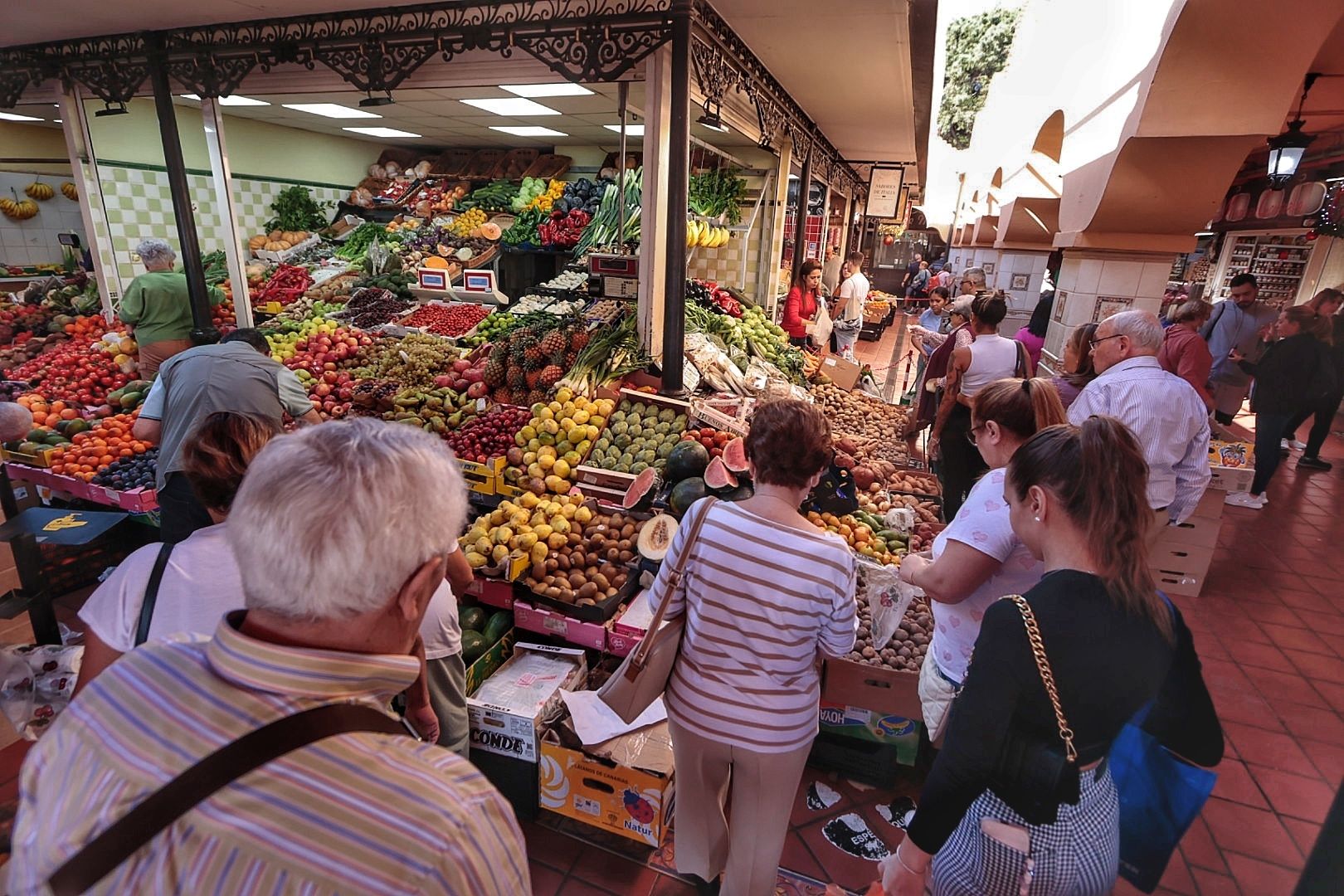 Compras en el mercado para las cenas de Navidad