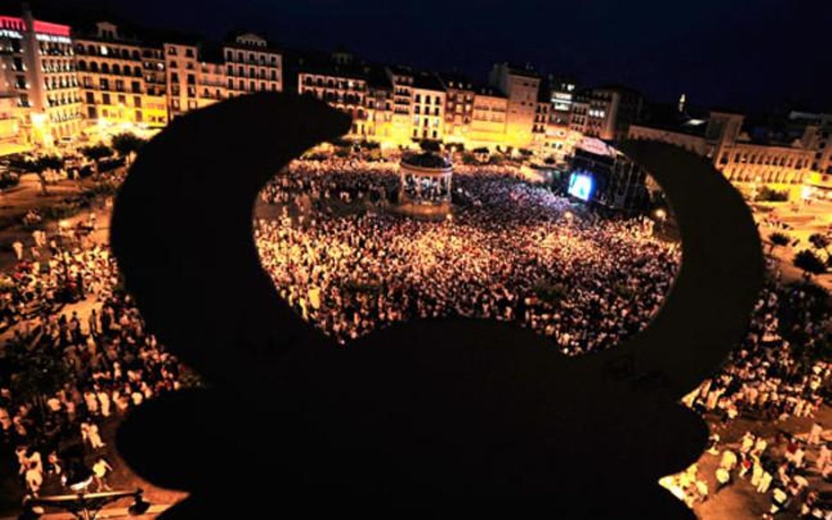 Una silueta de toro a la plaça del Castillo de Pamplona, on els seguidors espanyols van seguir la final de Mundial.