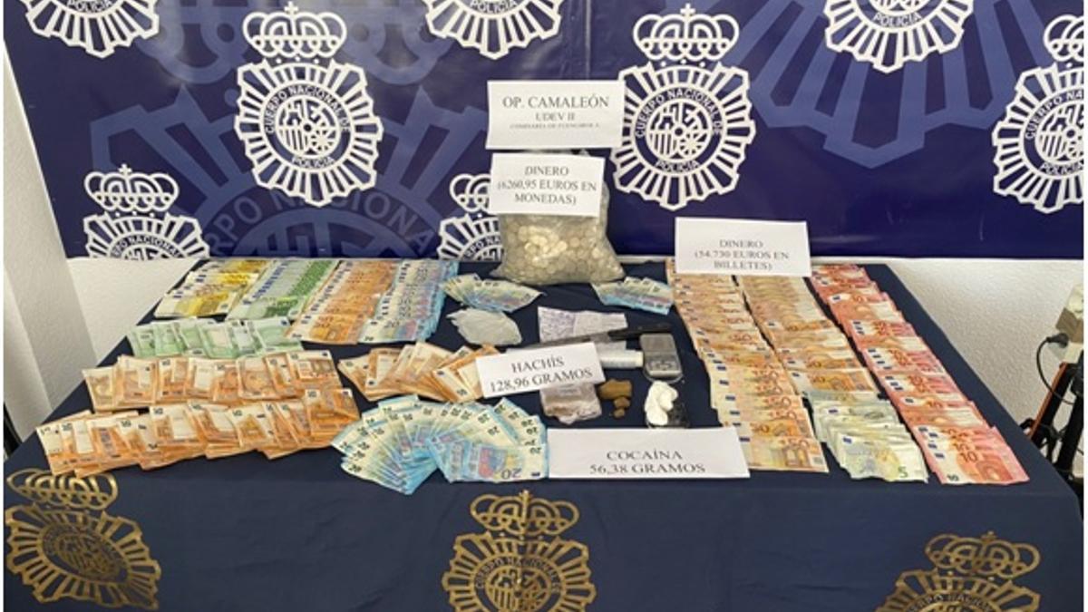 Dinero y material intervenido en una vivienda donde se vendía droga en Calahonda.