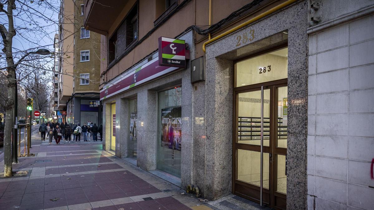 La Policía detuvo a Arturo LL. T. en un piso de la avenida Madrid (283), en Las Delicias, donde permanecía escondido desde que su pareja y su hija de tres años lograron escapar de casa.