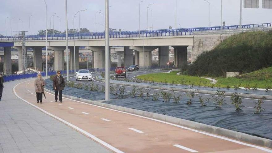 Un carril bici junto a la tercera ronda, en la zona de Mesoiro.