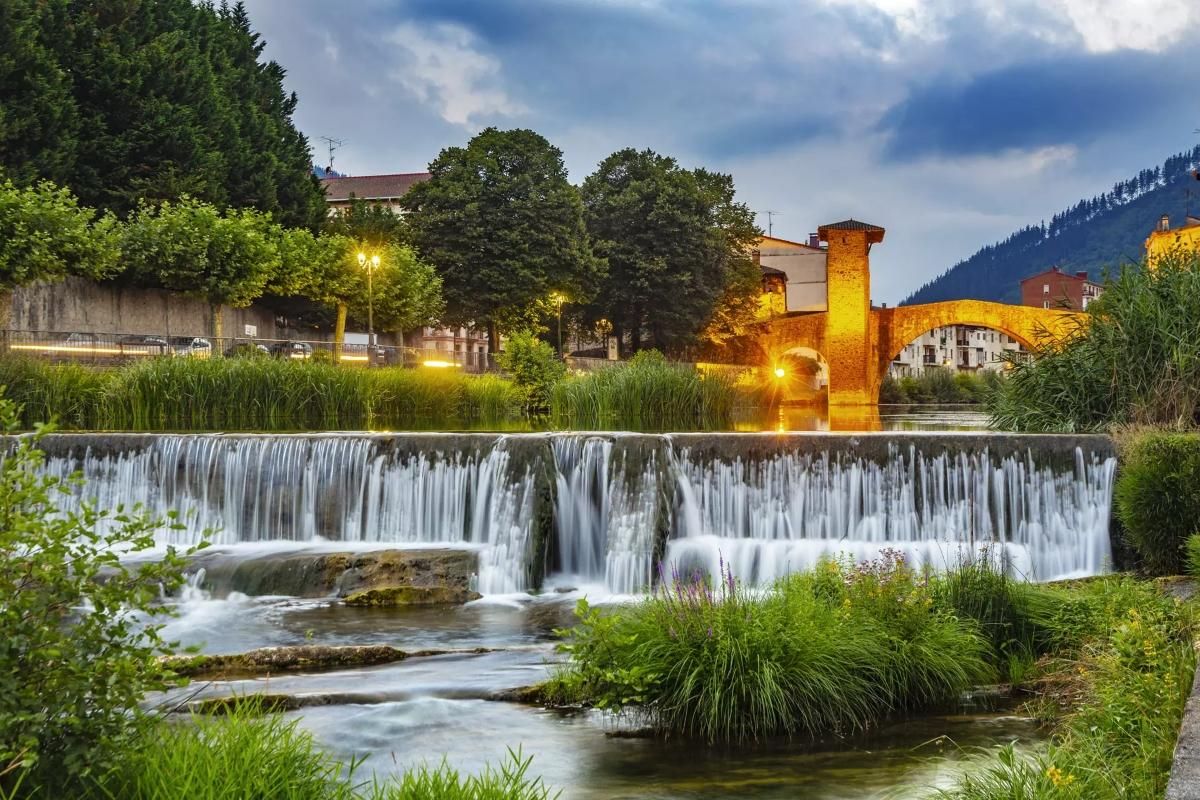 El puente medieval de Balmaseda y el río Kadagua.