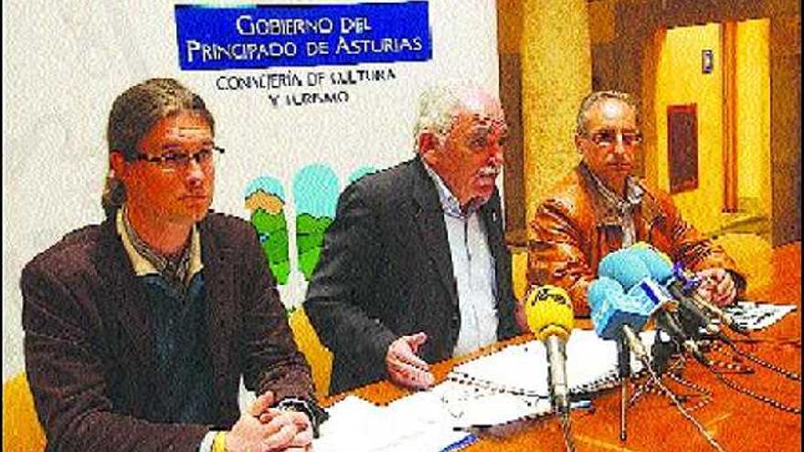 Por la izquierda, Felipe García, Misael Fernández Porrón y Jorge Fernández, ayer, en la sede de la Consejería de Cultura.