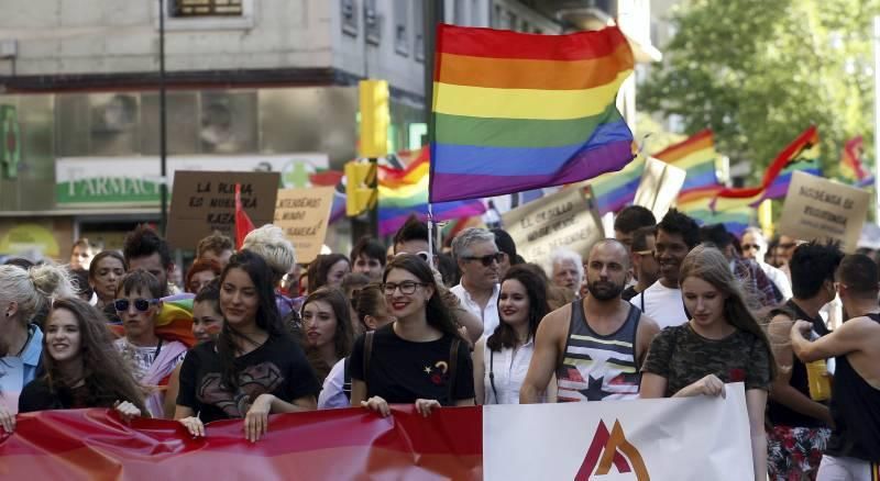 Fotogalería de la manifestación por el día del Orgullo Gay en Zaragoza