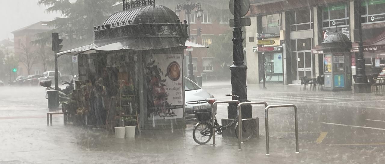 VÍDEO: Cae una impresionante tromba de agua sobre Oviedo