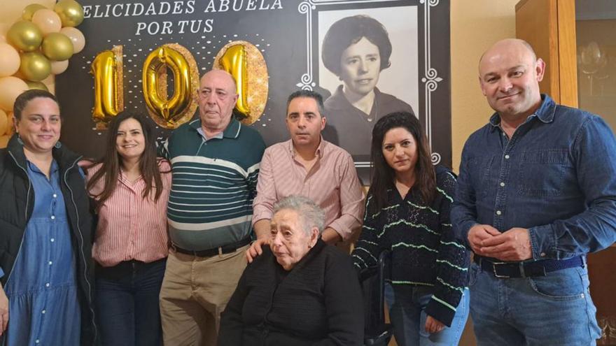 Silvina celebra los 101 con su familia y alcalde de Covelo, Pablo Castillo (dcha.).