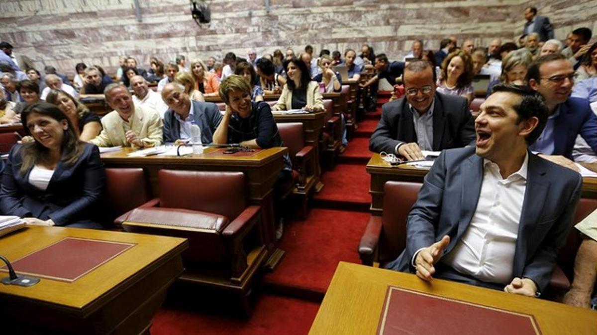 Tsipras, el primero por la derecha, en la reunión de su grupo parlamentario, este miércoles.
