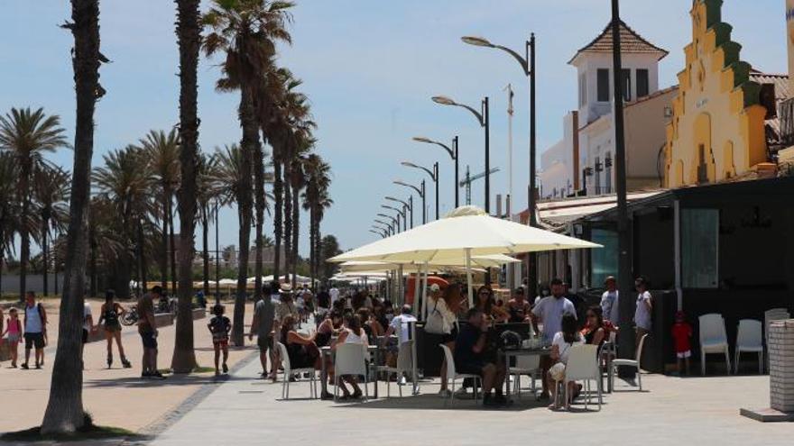 Denuncian exceso de terrazas en zonas de ocio de València y en El Palmar