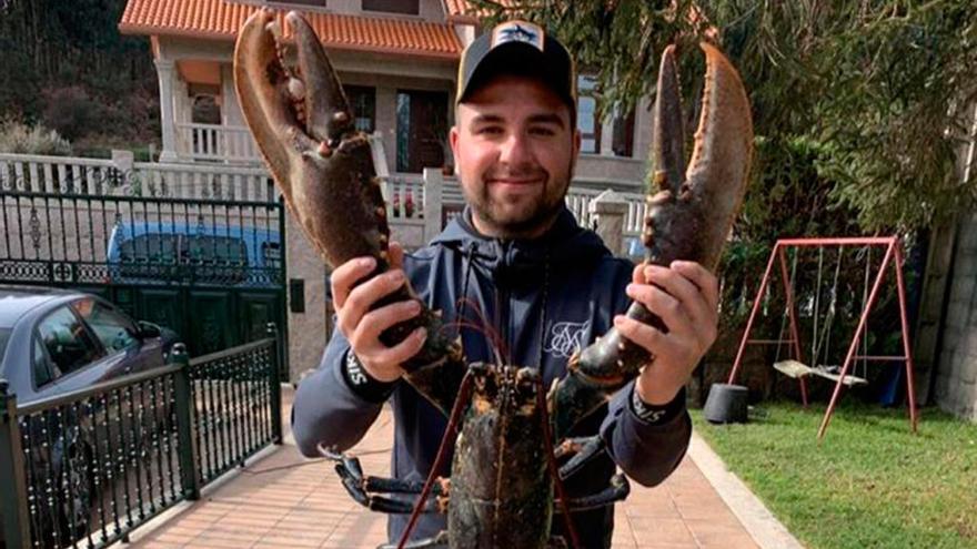 Rodrigo Ramos posa con su bogavante gigante. // FdV