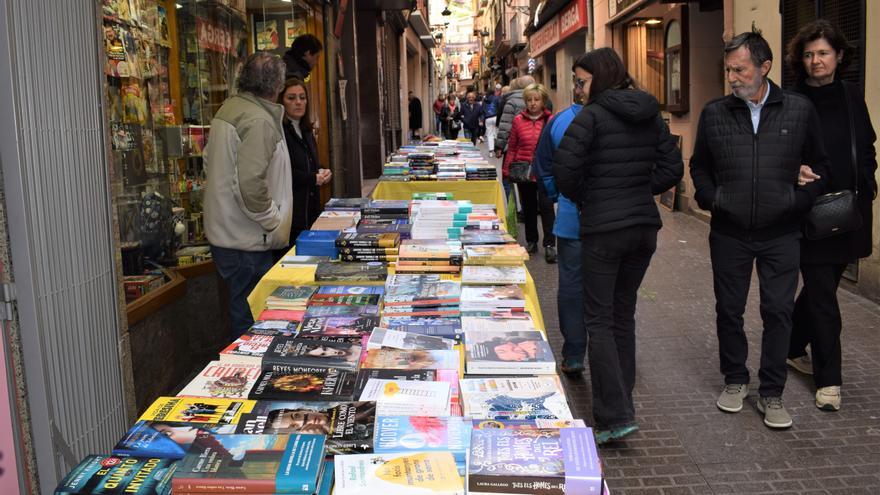 Berga viu un matí de Sant Jordi amb bona afluència de gent