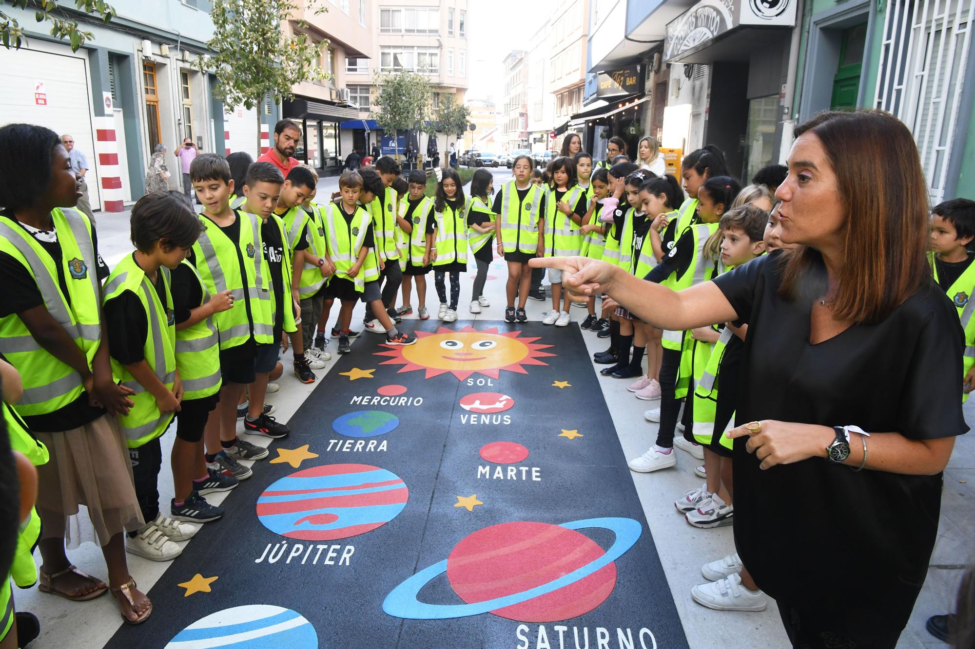 La alcaldesa acompaña a escolares del colegio Sagrada Familia en una actividad de educación vial