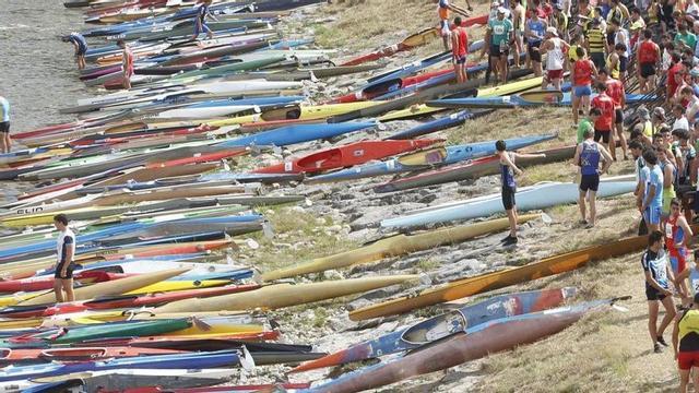 Participantes en una pasada edición del Descenso del Sella antes del inicio de la prueba.