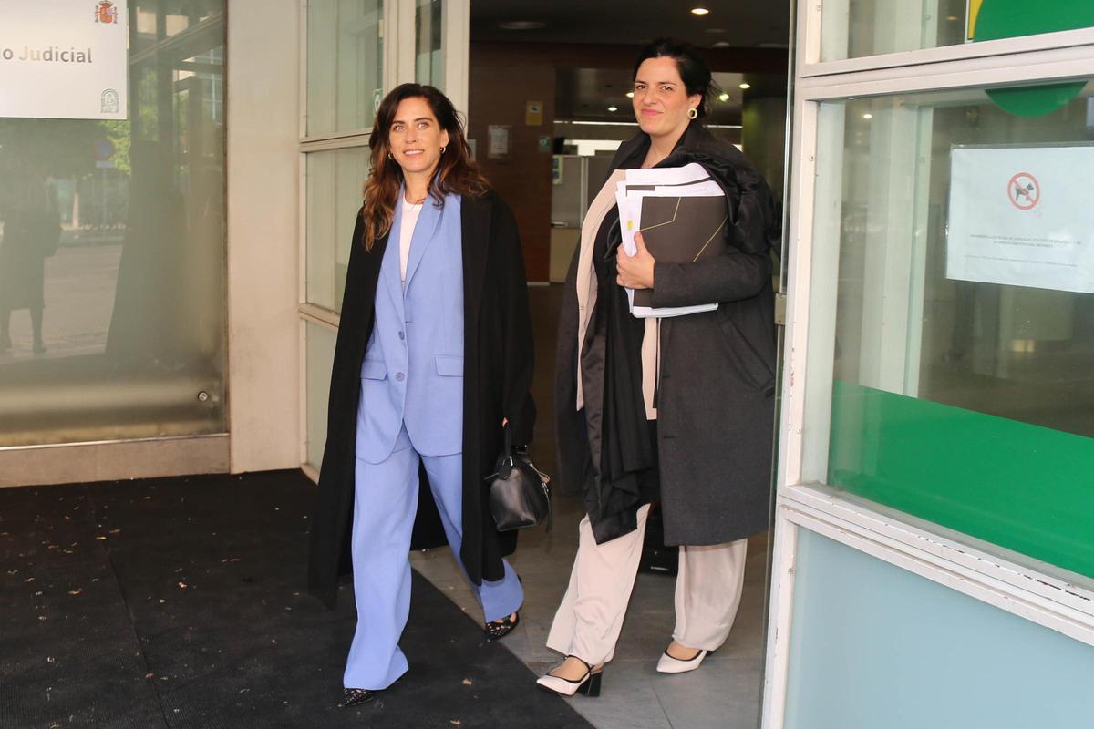 María León  y Carla Vall i Duran, abogada de la actriz.