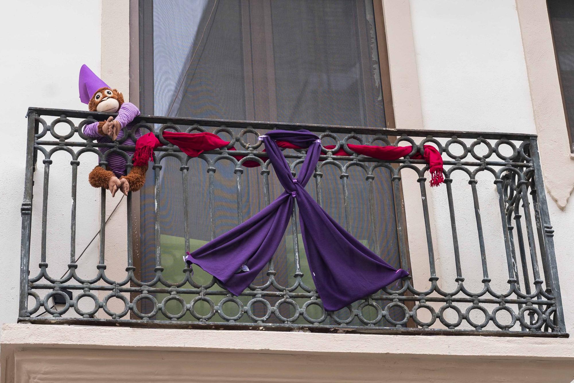 València engalana sus balcones por el 8M