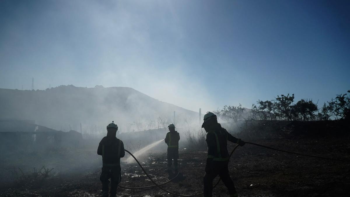 Medio Rural da por controlado el incendio de O Portiño, en A Coruña, con menos de media hectárea quemada: un helicóptero contribuyó en la extinción