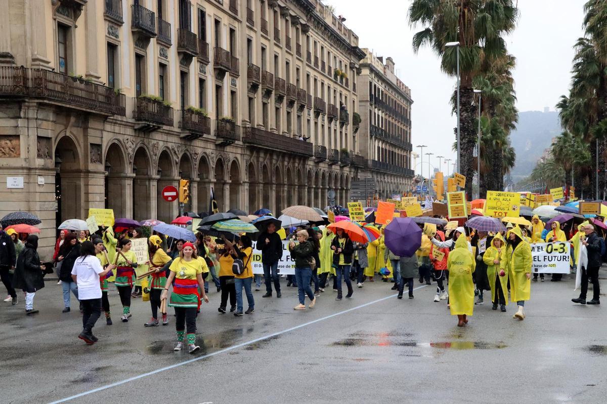 Cientos de personas se concentran en Barcelona para reclamar menos ratios y mejoras de 0 a 3 años: “No somos guardería”