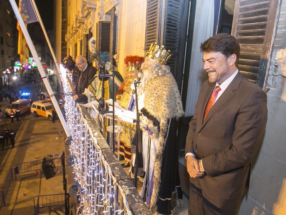 Los Reyes Magos reparten ilusión por la ciudad de Alicante.