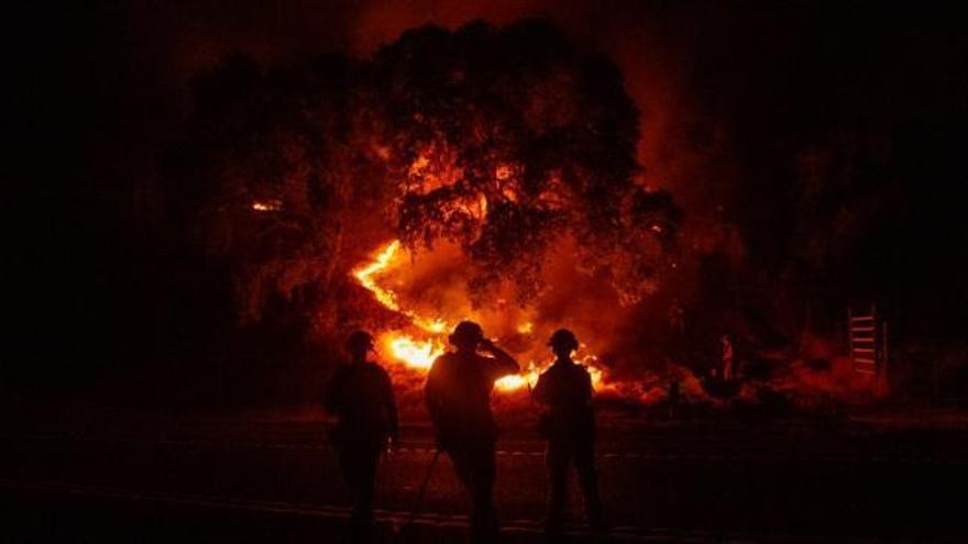 California continúa sufriendo los peores incendios de su historia