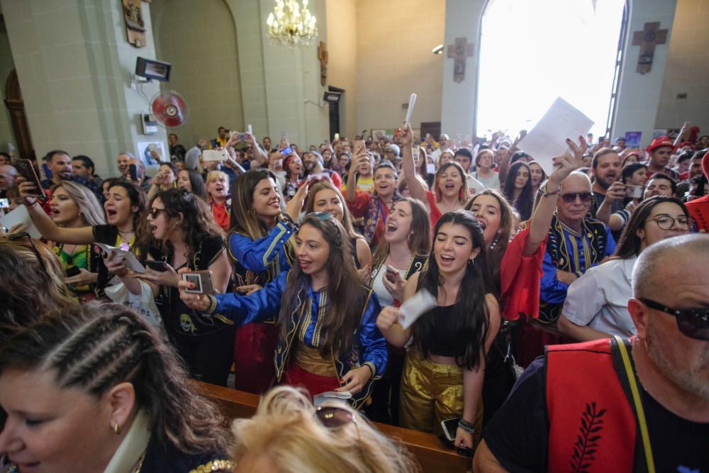 La imagen de San Antón vuelve a presidir el altar mayor de la iglesia de Santa Ana.