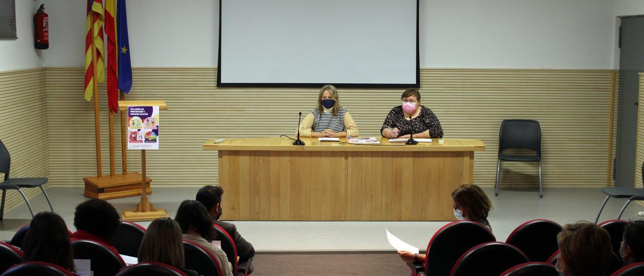 La concejala de Servicios Sociales e Igualdad, Tica Pons, junto a una representante del equipo de Servicios Sociales en la presentación de la iniciativa a los centros.