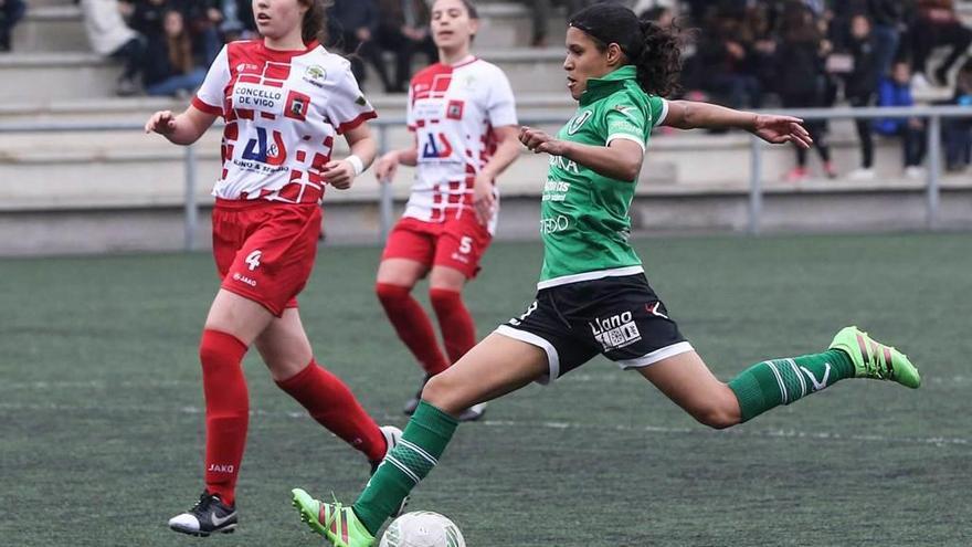 Erika golpea el balón durante el partido ante El Olivo disputado ayer en el Díaz Vega.