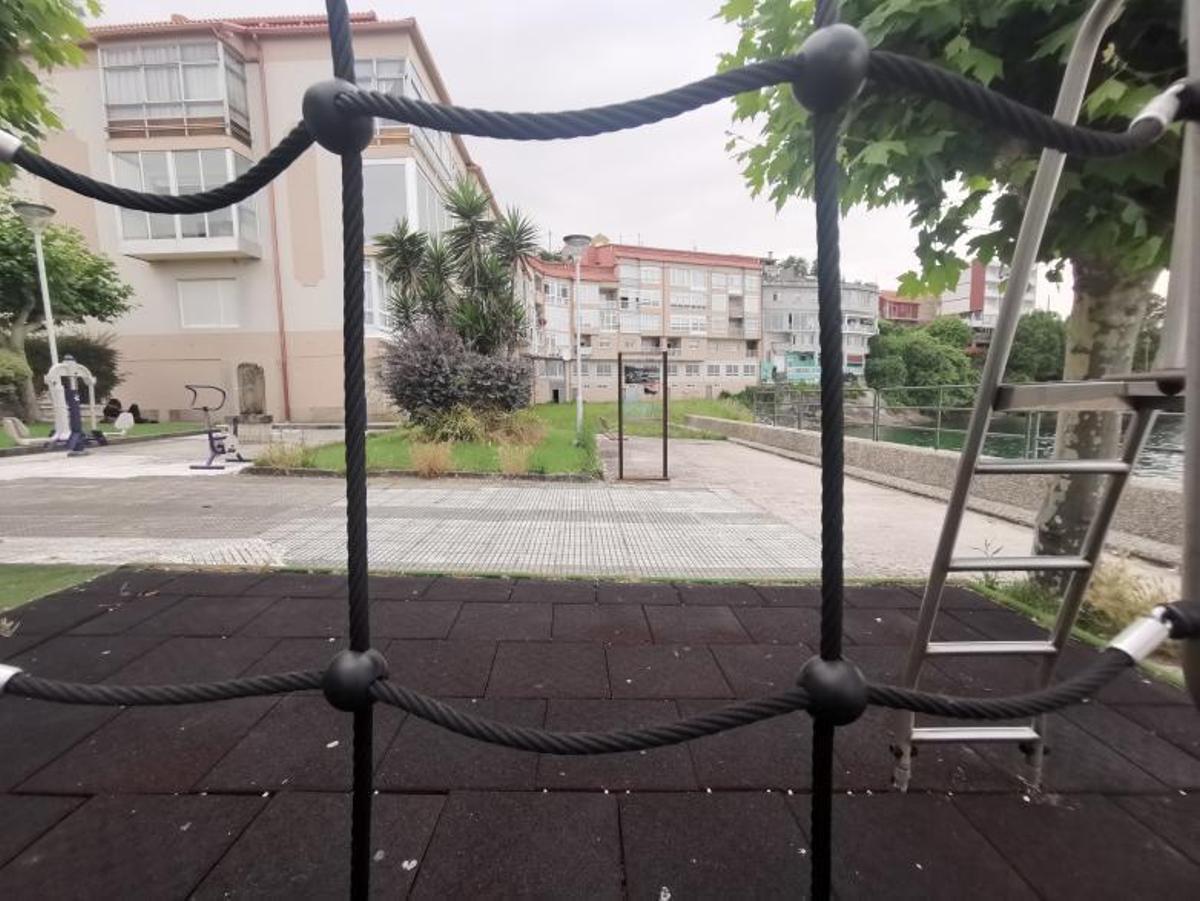 La zona verde está en la parte trasera del edificio y frente al mar. | / S.Á.