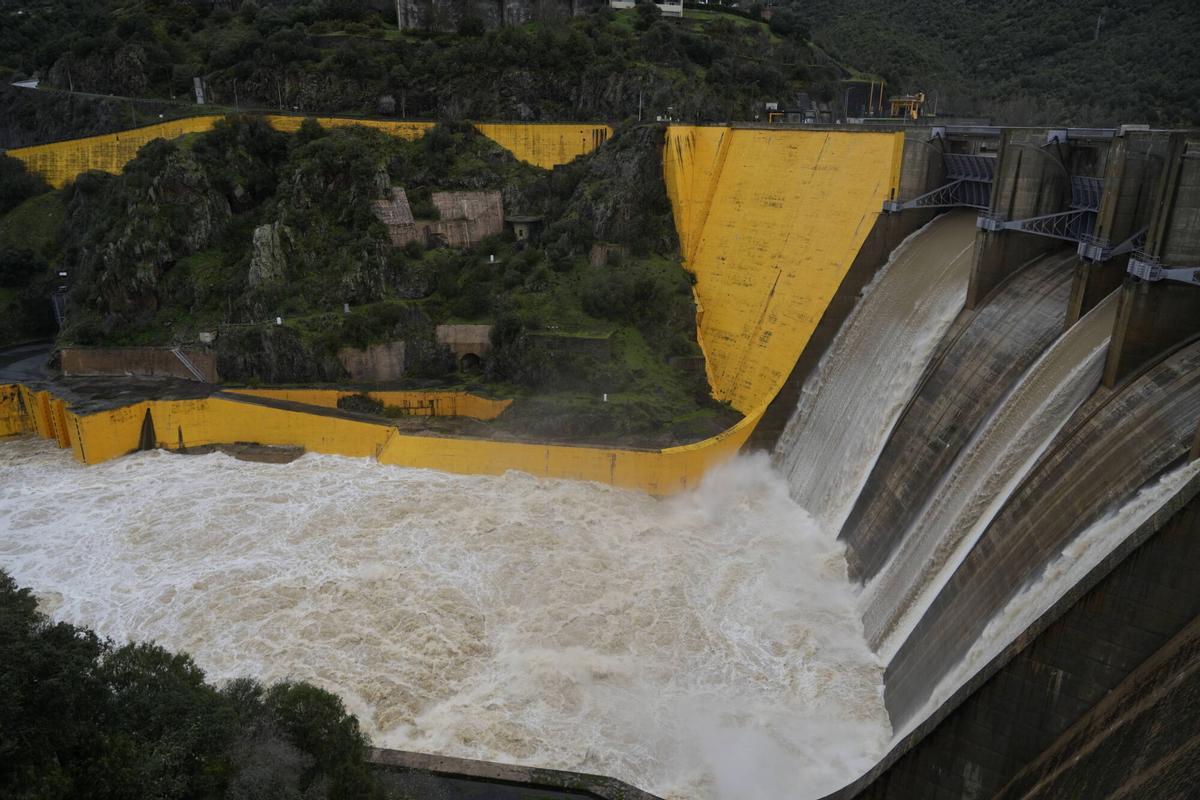 El estado de las presas de Zamora tras la crecida de los río por el temporal.