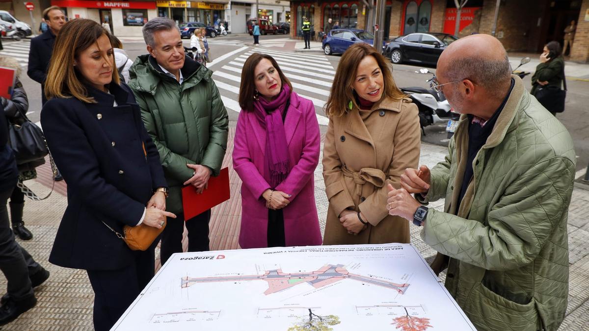 La alcaldesa, Natalia Chueca, revisando los planos de una de las calles que se va a reformar.