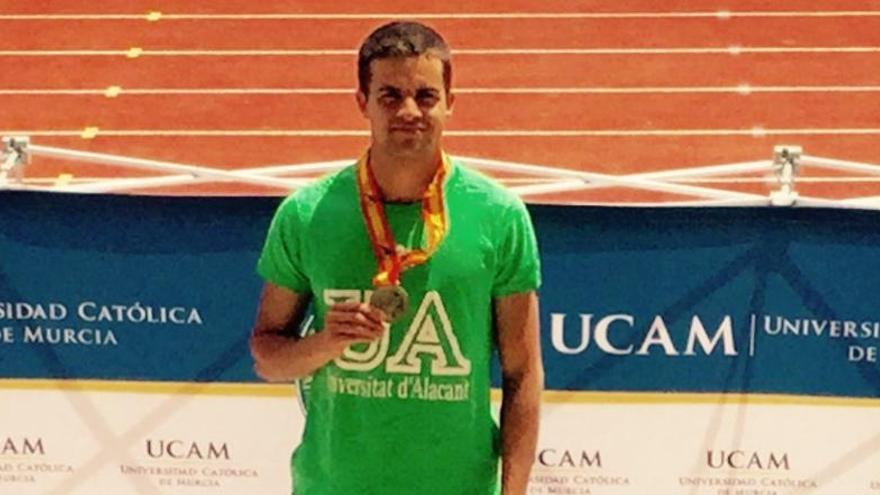 Fernando Ramos con su medalla de oro