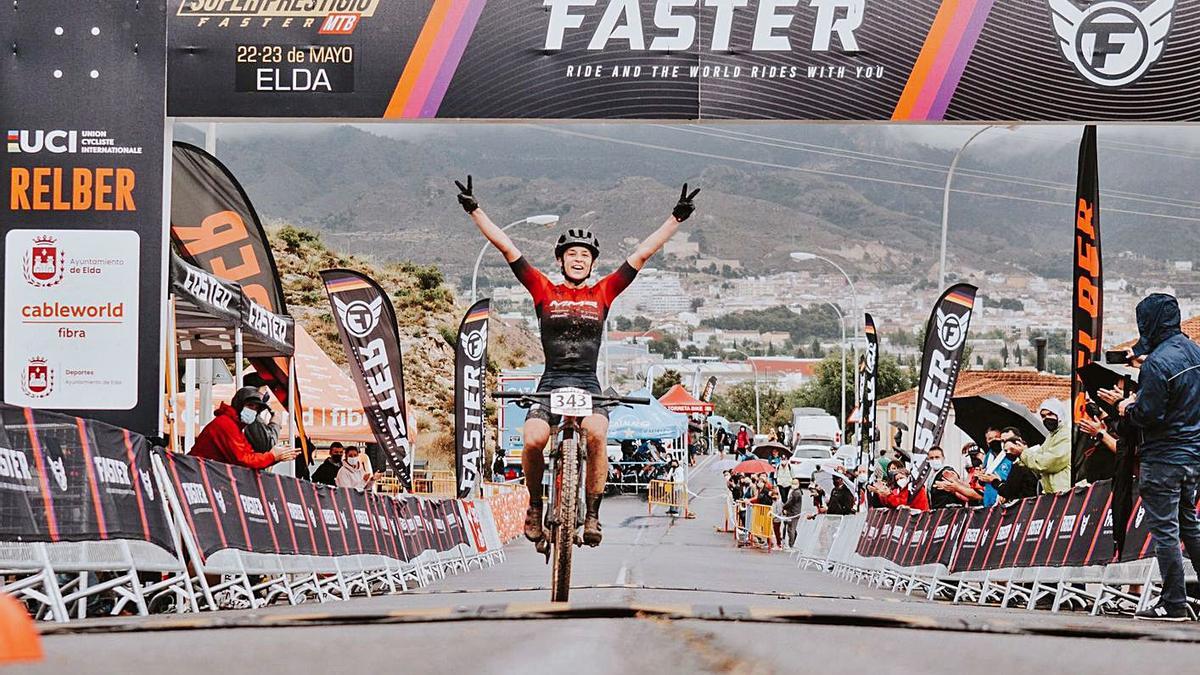 Txell Figueras, alçant els braços després de guanyar la Superprestigio. | INSTAGRAM: @FORMIGACREATIVA