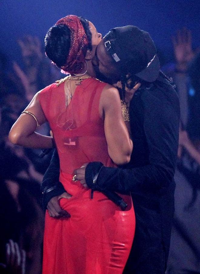 Rihanna y A$AP Rocky muy amorosos en los MTV VMA 2012